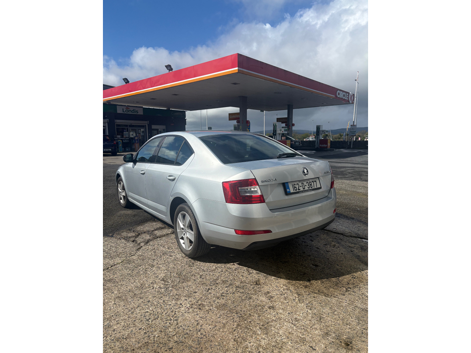 2016 Skoda Octavia - image 8