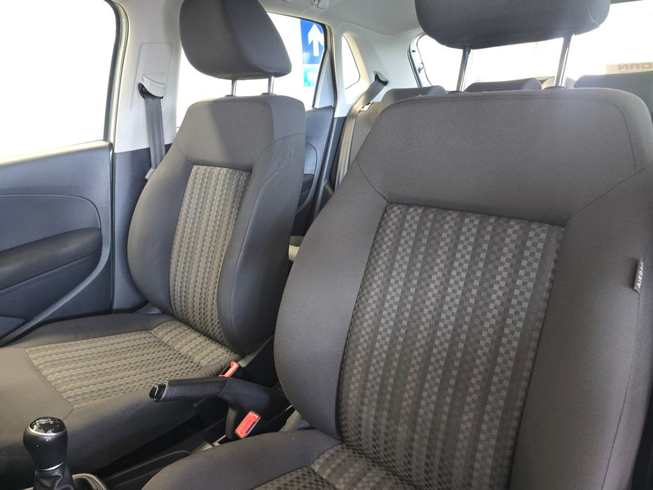 2015 Volkswagen Polo - image 9