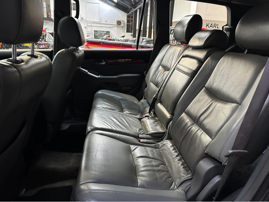 2004 Toyota Landcruiser - image 20