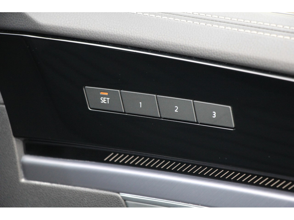 2025 Volkswagen Touareg - image 10