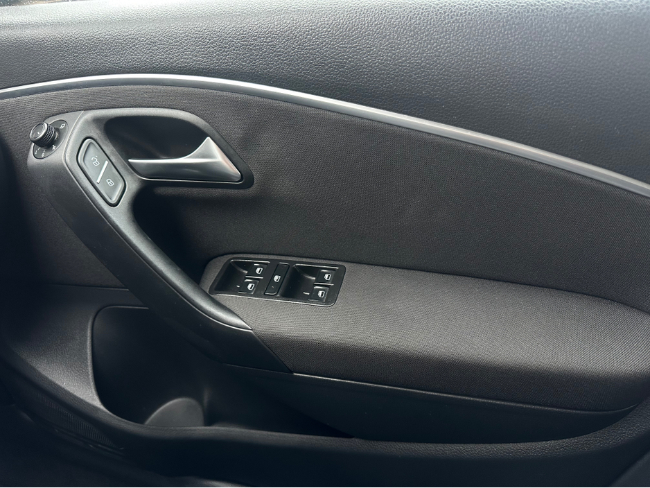 2017 Volkswagen Polo - image 17