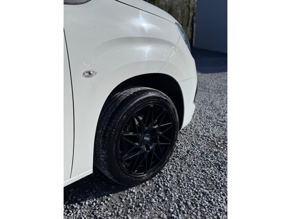 2021 Opel Combo - image 13