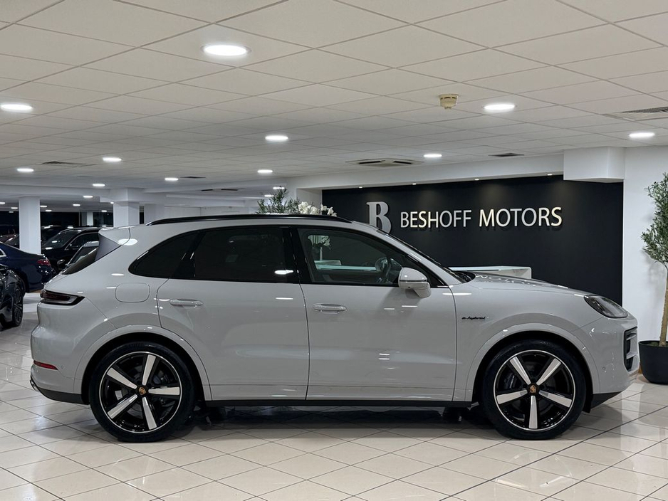 2025 Porsche Cayenne 3.0 V6 E-HYBRID=LOW MILES//HUGE SPEC//AS NEW=2 YEAR WARRANTY=TAILORED FINANCE PACKAGES AVAILABLE=TRADE IN'S WELCOME €114,995