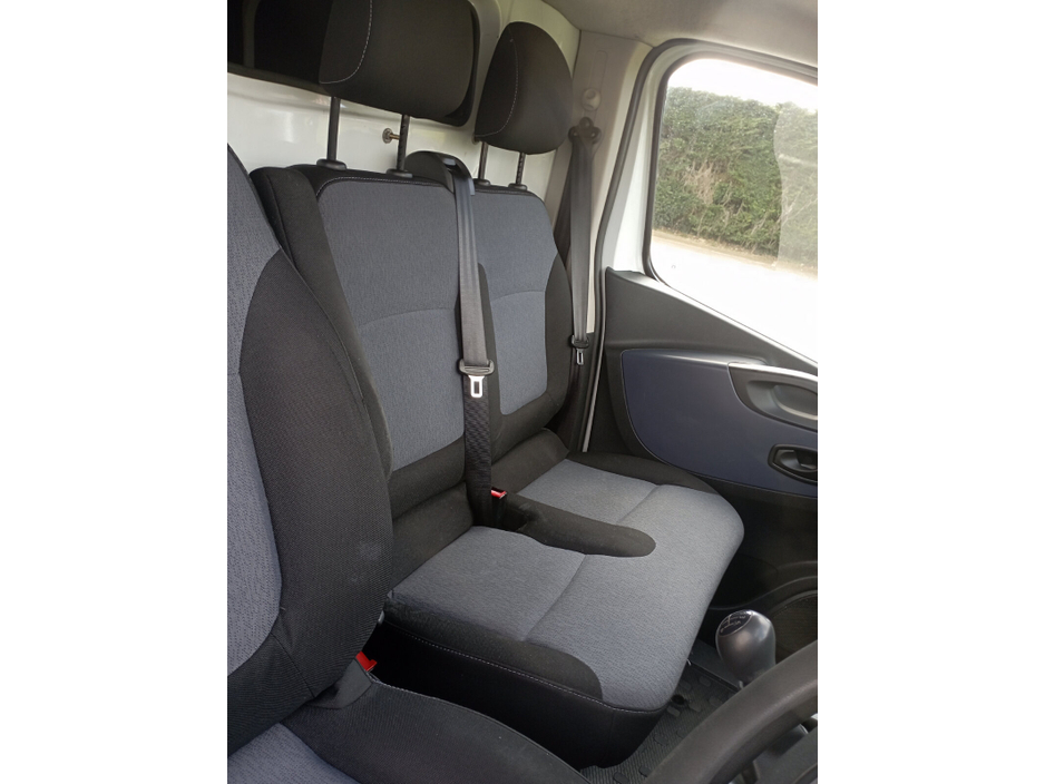 2015 Vauxhall Vivaro - image 4