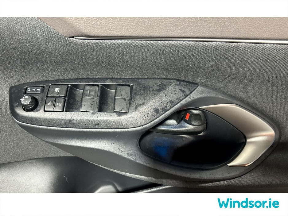 2023 Toyota Yaris Cross 1.5 Hybrid Sol €30,995