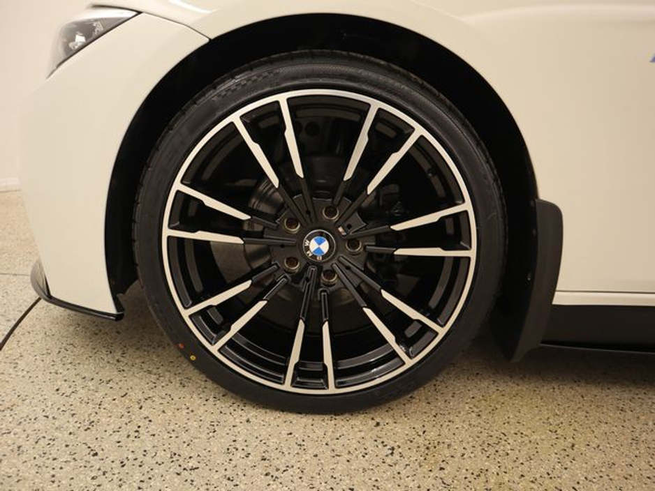 2015 BMW 3 Series - image 17