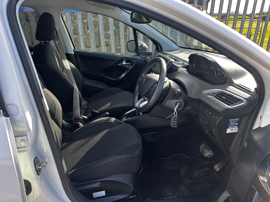 2018 Peugeot 208 - image 8