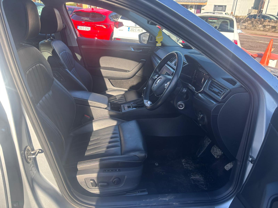 2022 Skoda Superb - image 4