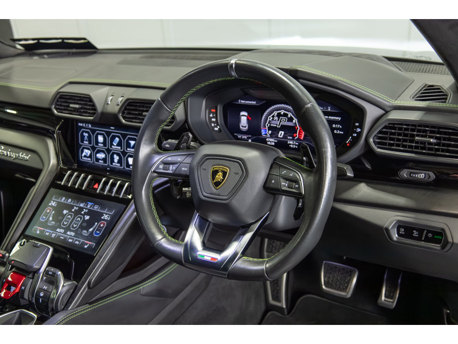 2021 Lamborghini Urus - image 10