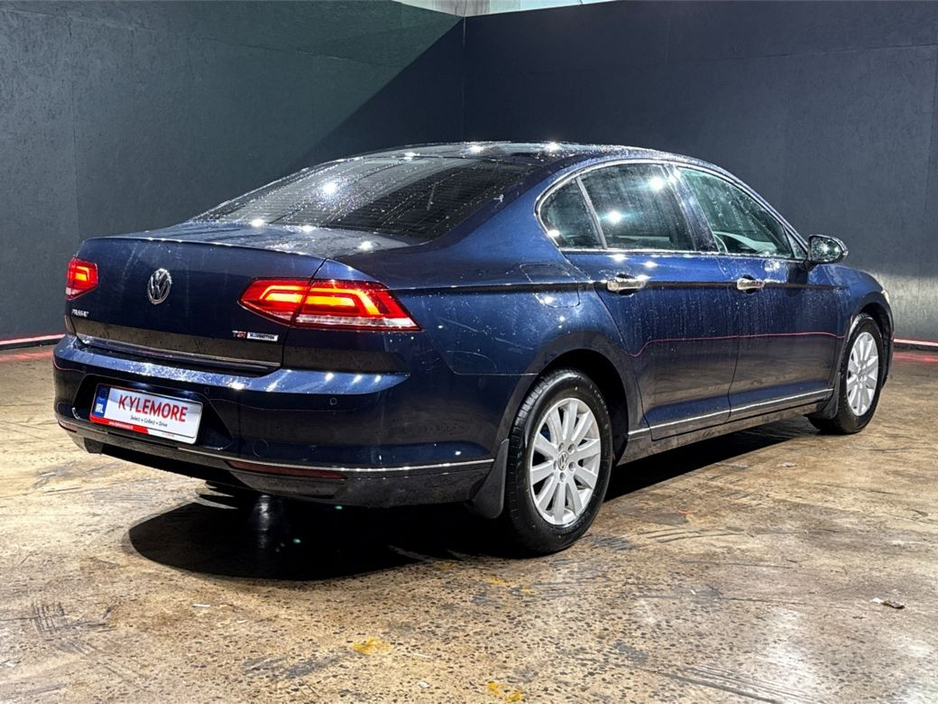 2016 Volkswagen Passat - image 3