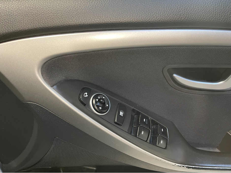 2016 Hyundai i30 - image 14