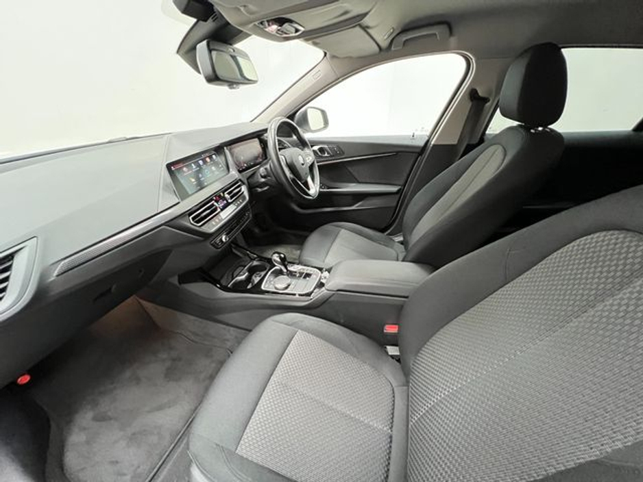 2023 BMW 1 Series - image 14