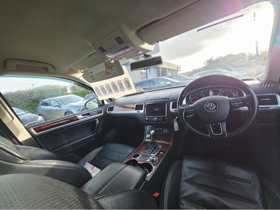 2015 Volkswagen Touareg - image 12