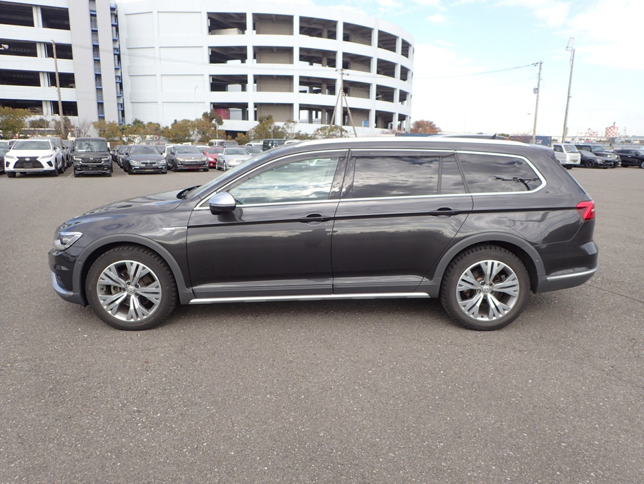 2018 Volkswagen Passat - image 3