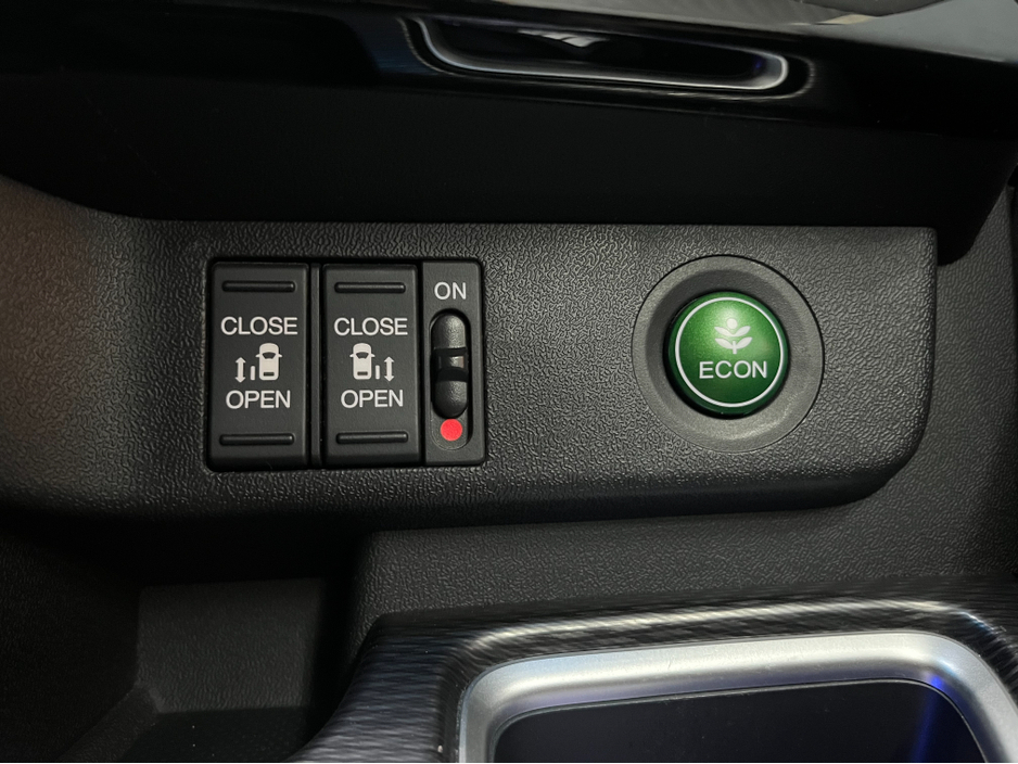 2019 Honda Stepwagon - image 13