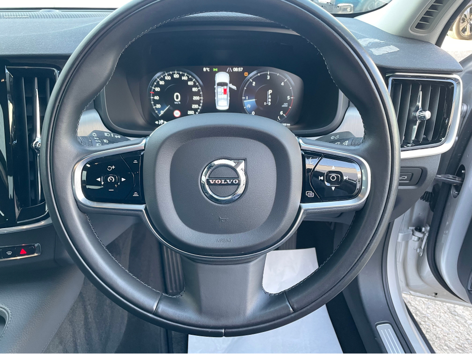 2020 Volvo S90 - image 14