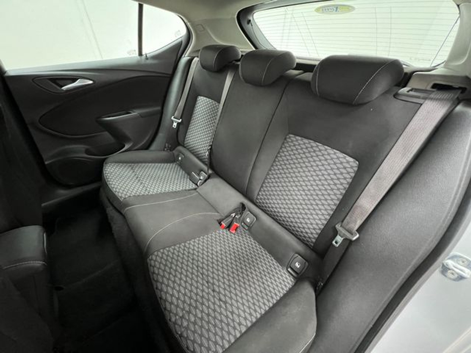 2017 Vauxhall Astra - image 4