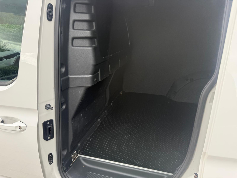 2021 Volkswagen Caddy - image 19