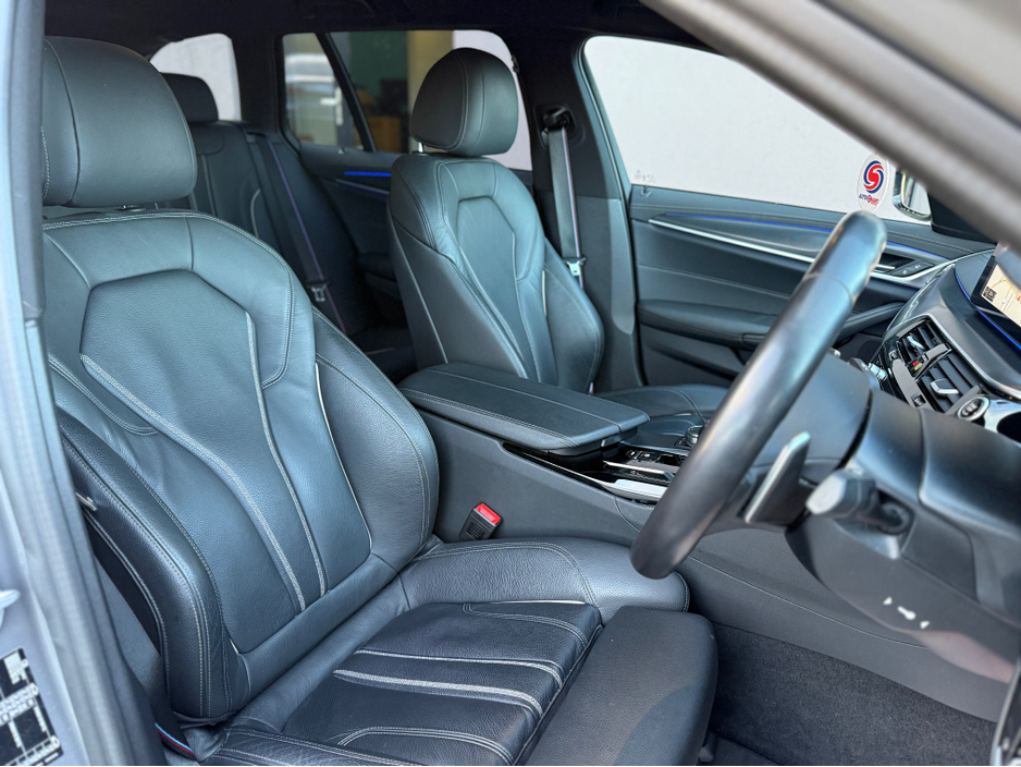 2022 BMW 5 Series - image 19