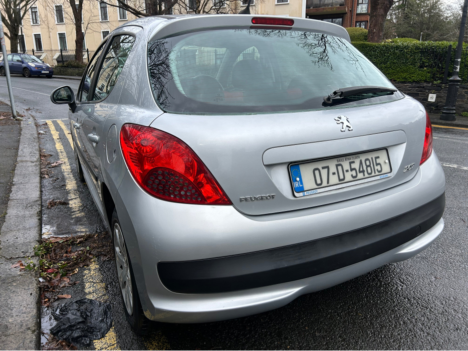 2007 Peugeot 207 - image 8