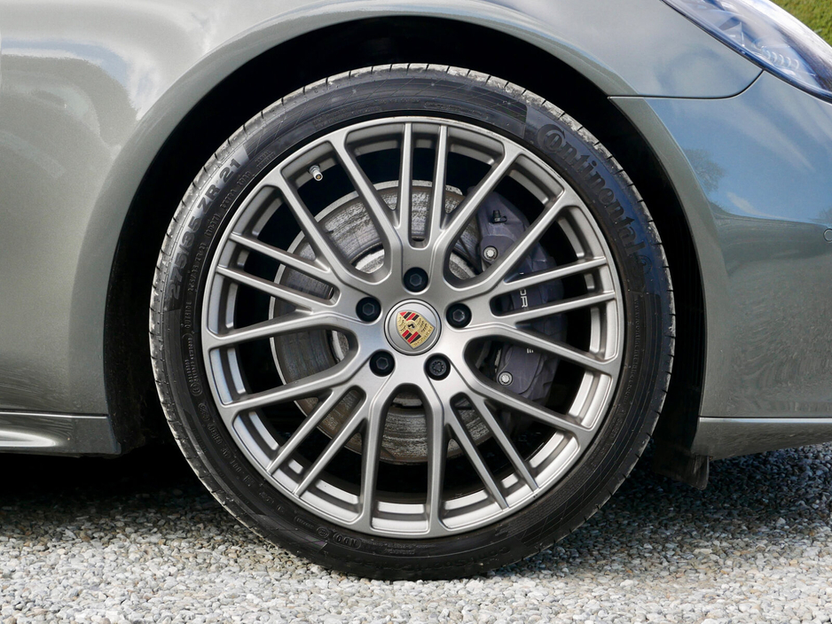 2023 Porsche Panamera - image 13