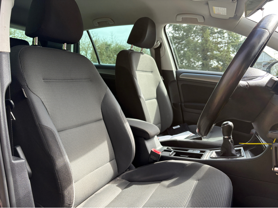 2014 Volkswagen Golf - image 12