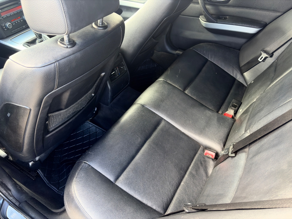 2009 BMW 3 Series - image 11