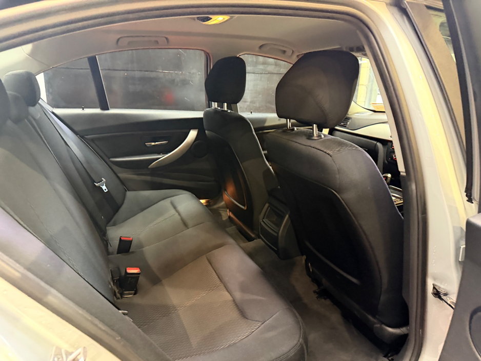 2015 BMW 3 Series - image 17