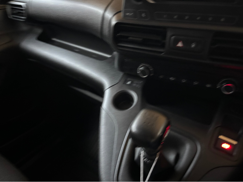 2022 Toyota Proace City - image 10