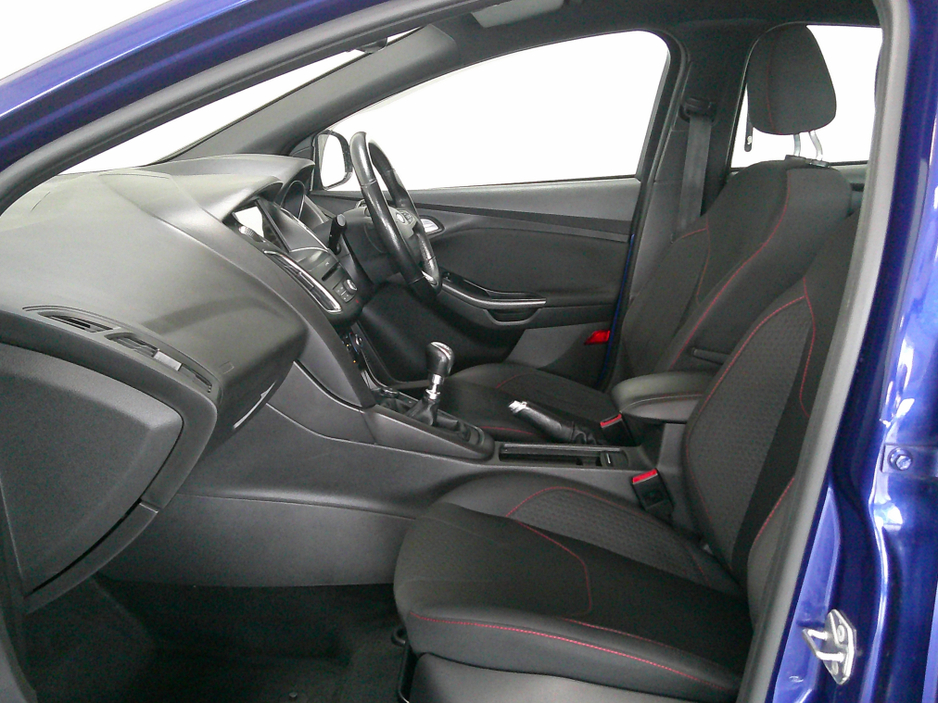 2018 Ford Focus - image 11