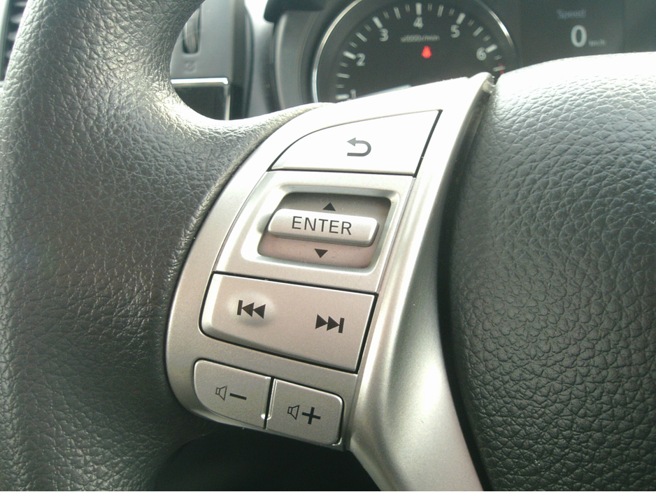 2015 Nissan Pulsar - image 21