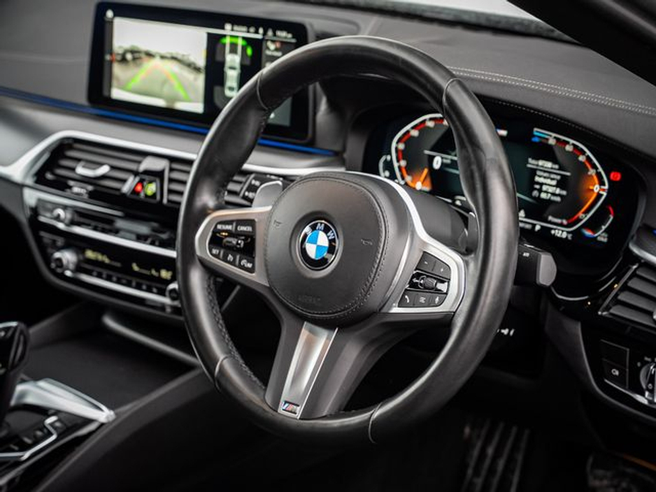 2022 BMW 5 Series - image 6