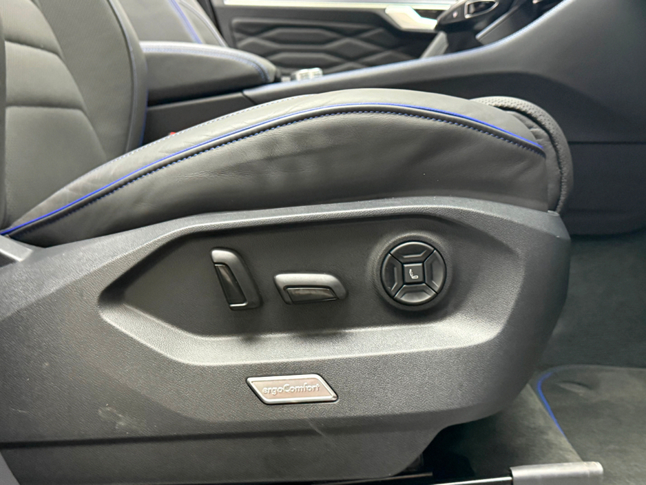 2025 Volkswagen Touareg - image 16