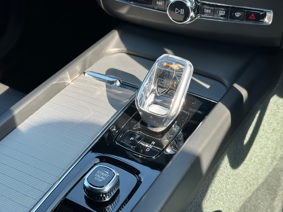 2025 Volvo XC60 - image 4