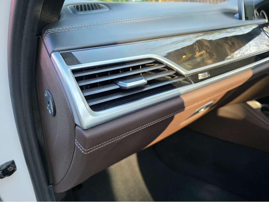 2017 BMW 7 Series - image 32