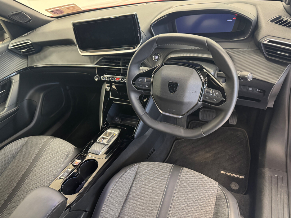 2025 Peugeot 2008 - image 8