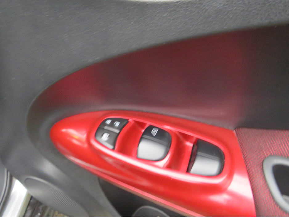 2011 Nissan Juke - image 12