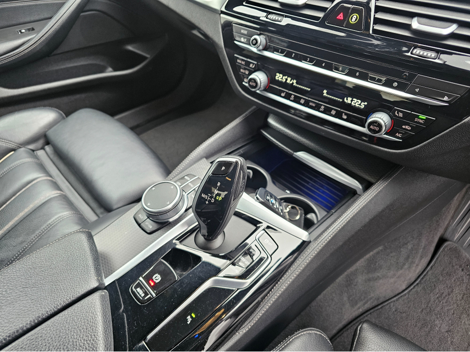 2021 BMW 5 Series - image 13