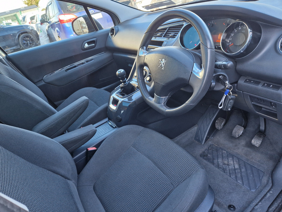 2016 Peugeot 5008 - image 11