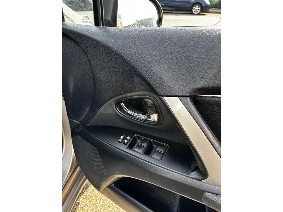 2015 Toyota Avensis - image 9