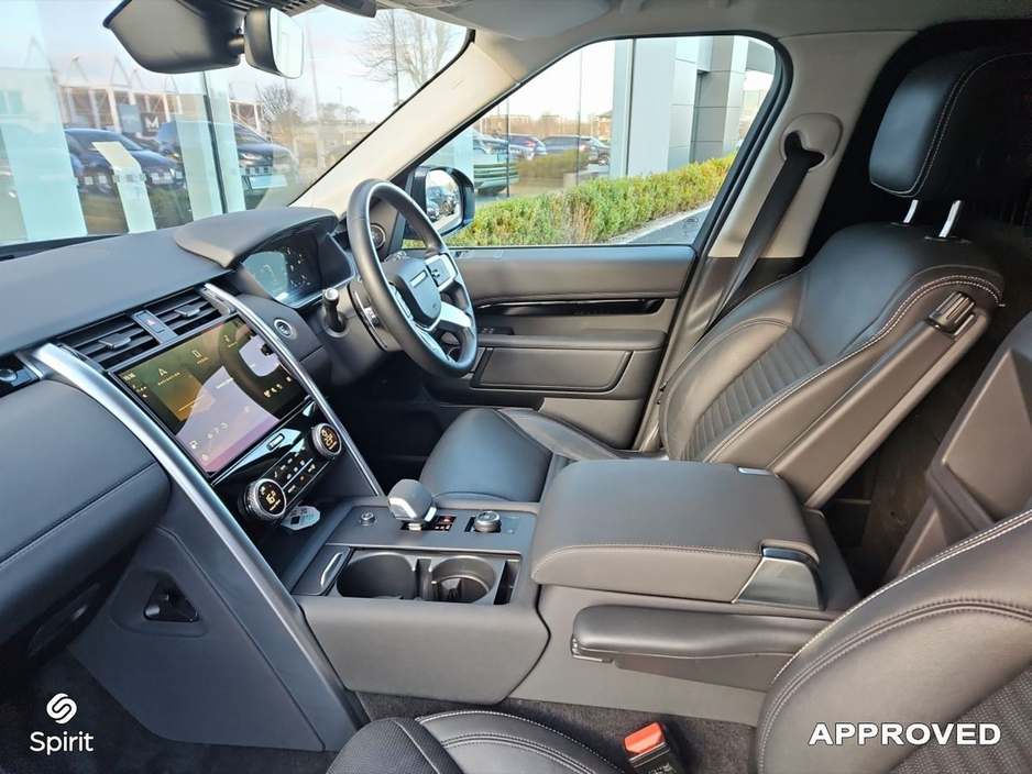 2023 Land Rover Discovery - image 3