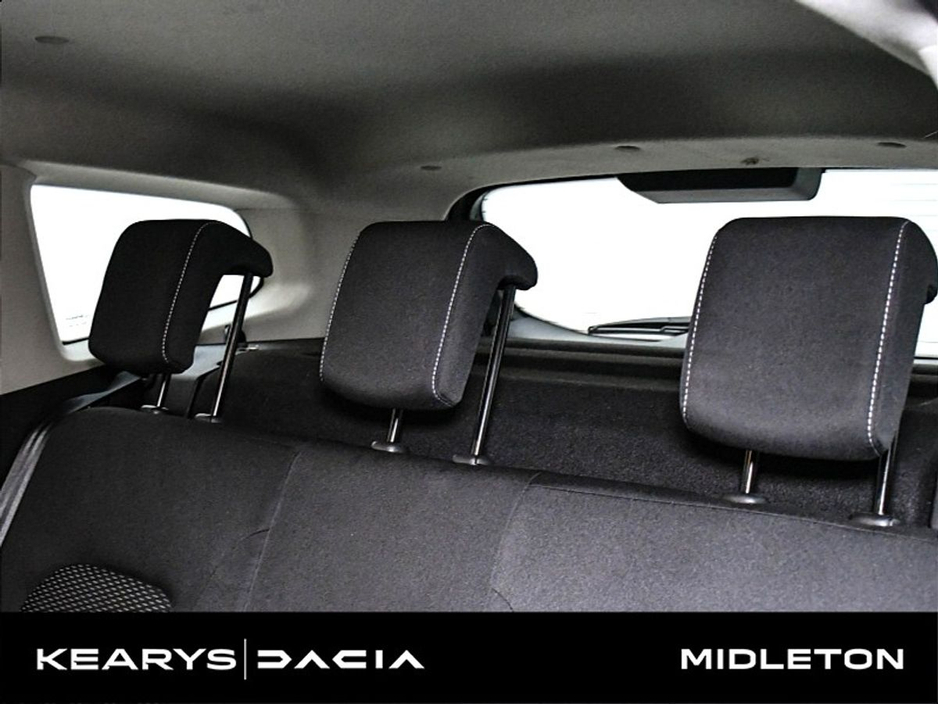 2020 Dacia Duster - image 17