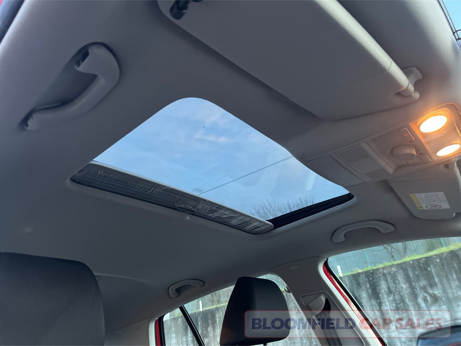 2011 Volkswagen Golf HIGHLINE , SUNROOF // LOW MILEAGE €8,950