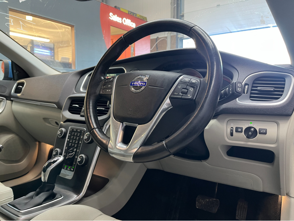 2015 Volvo V40 2015 VOLVO V40 D4 SE 2.0 AUTOMATIC / CRUISE CONTROL / REVERSE CAMERA / PADDLE SHIFTERS