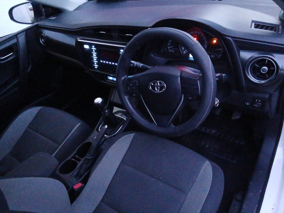 2017 Toyota Auris - image 5