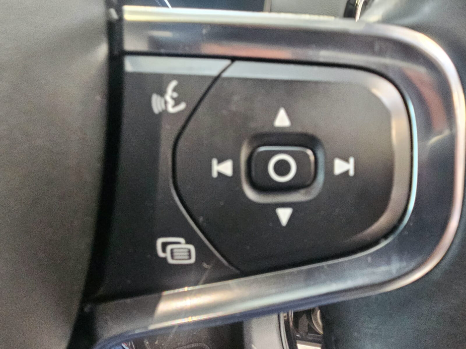 2022 Volvo XC40 - image 10