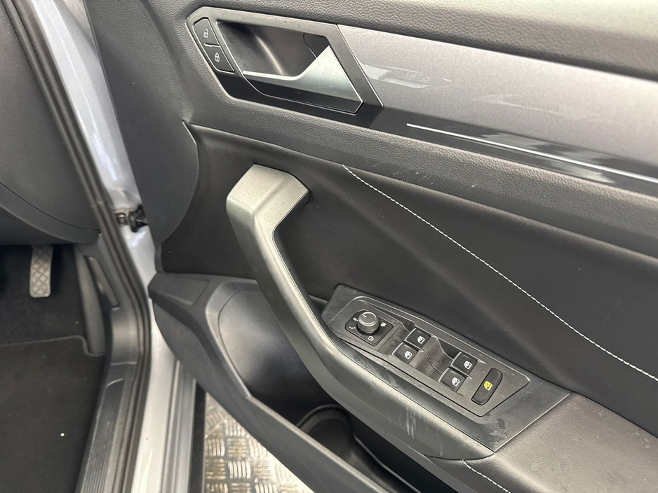 2024 Volkswagen T-Roc - image 11