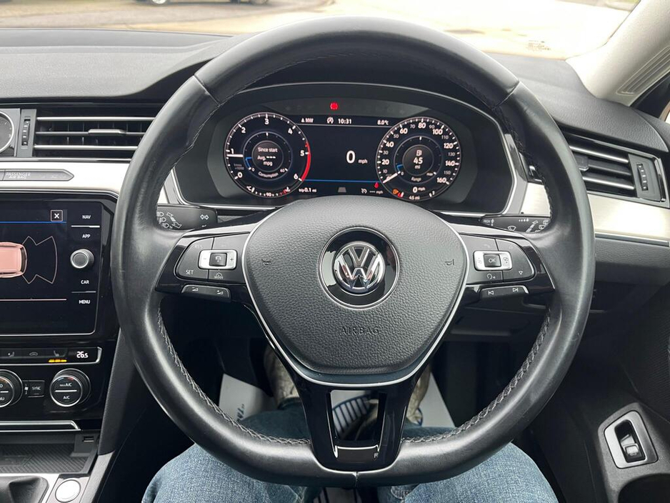 2018 Volkswagen Passat - image 4
