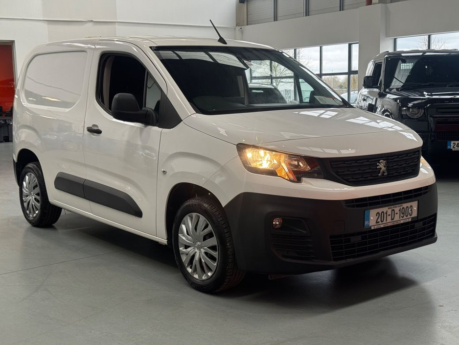 2020 Peugeot Partner - image 14