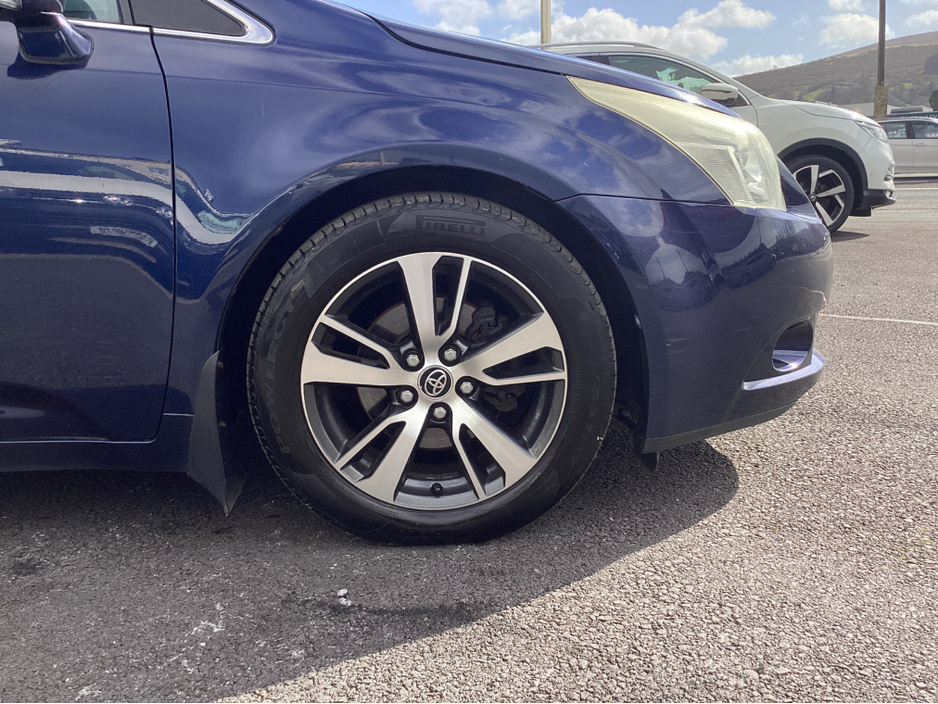 2010 Toyota Avensis - image 9